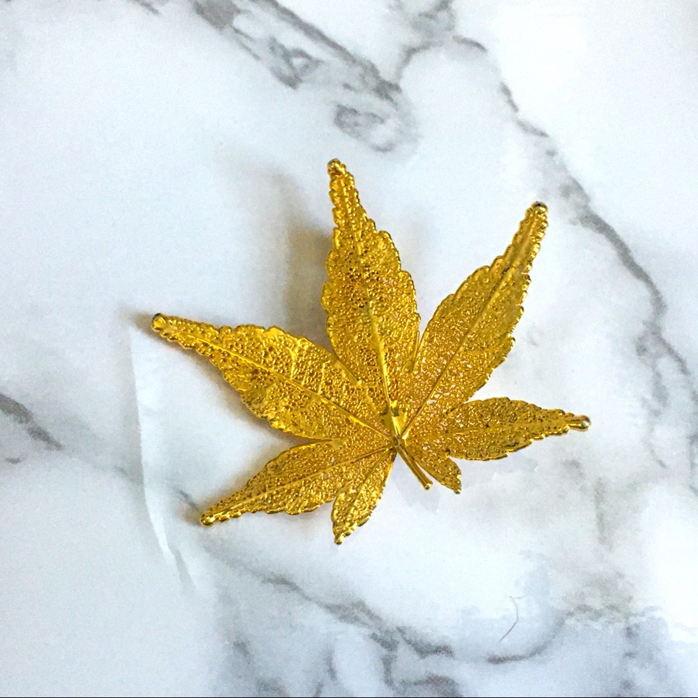 Gold Dipped Maple Leaf Pin - Picture 5 of 5